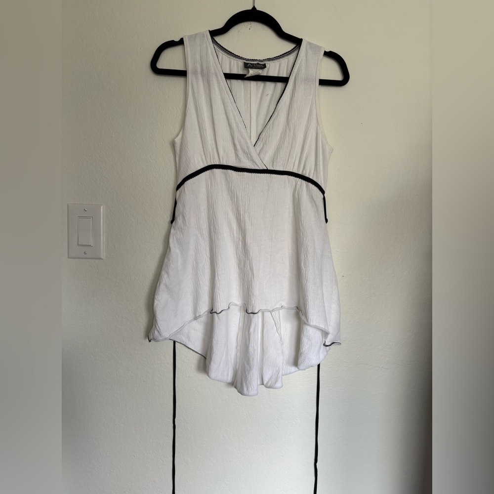 🖤A-List White Sleeveless Top with Black Trim🖤
